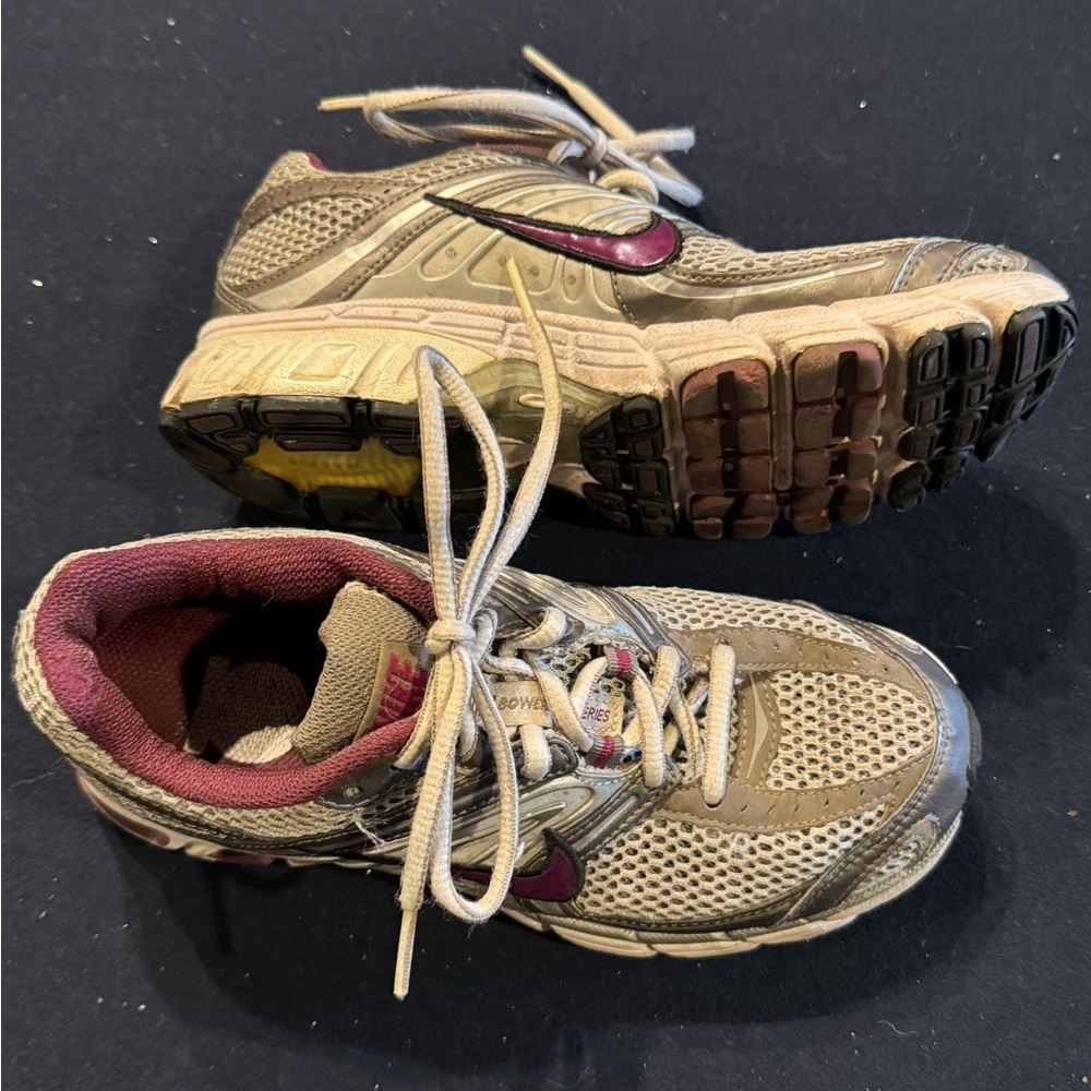 Nike Gray and Burgundy Running Shoes. Women’s Sz 6 - Picture 2 of 10